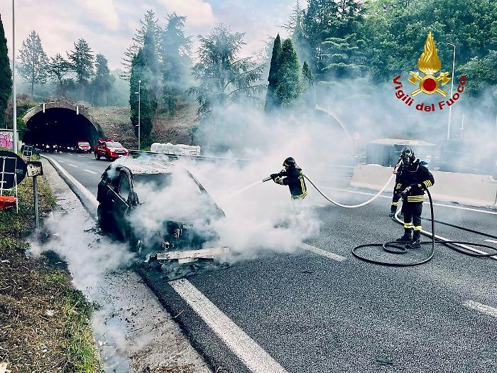 Auto in fiamme lungo il raccordo Perugia-Bettolle. VIDEO
