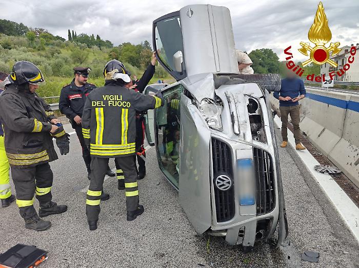 Auto si ribalta lungo il raccordo Terni-Orte: interviene l'elisoccorso