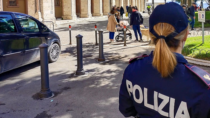 Passeggiava con una mazza da baseball lunga 76 centimetri: denunciato 