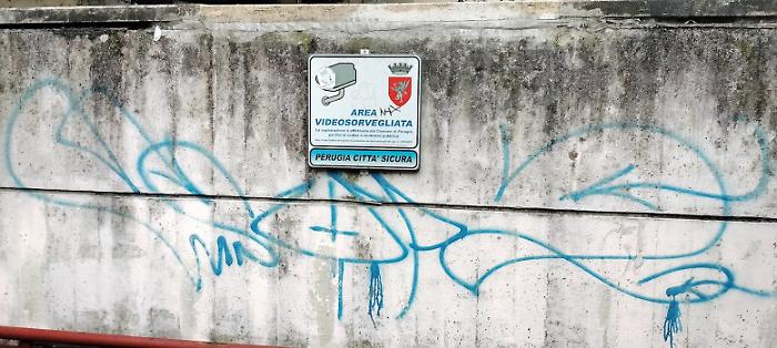Caro muro ti scrivo, cos&igrave; ti sporco un po&rsquo;