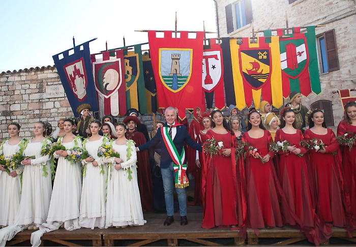&Egrave; il giorno di Madonna Primavera: il Calendimaggio entra nel vivo con l'elezione della regina della festa