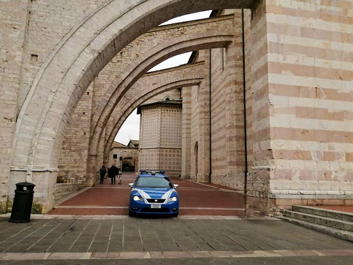 Si finge sordomuto e chiede soldi ai turisti nel centro storico di Assisi: denunciato 31enne
