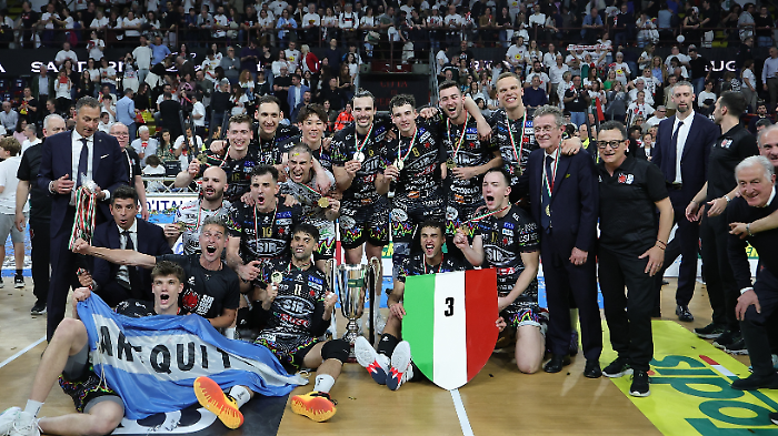 Storie tricolori: Sirci a caccia dell&rsquo;immortalit&agrave;, Lorenzetti il saggio e Colaci la bandiera