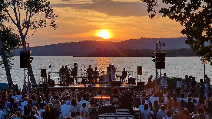 "Trasimeno difficile da navigare". Moon in June costretta a salutare l'Isola Maggiore: cambia location il concerto di Daniele Silvestri
