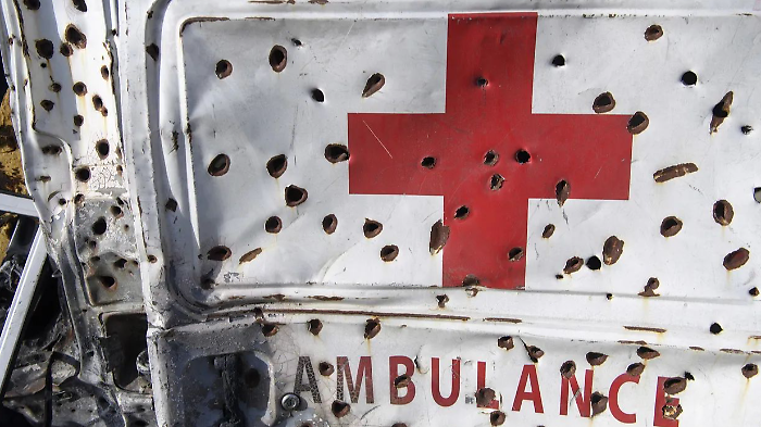 Oggi &egrave; la giornata mondiale della Croce Rossa. Croce, mezzaluna e cristallo: storia dei tre simboli che salvano vite in guerra ma non solo