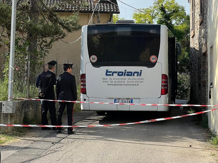 Stroncone, colpisce la moglie a martellate sul bus: diramata a livello nazionale la caccia all'uomo