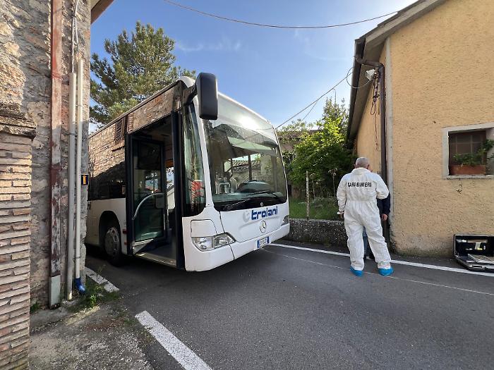 Presa a martellate su un bus a Santa Lucia di Stroncone: &egrave; in gravi condizioni. Aggressore in fuga