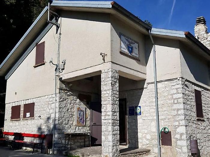 Rifugio di Monte Maggio ancora senza gestore: comunanza agraria al lavoro per il recupero della struttura