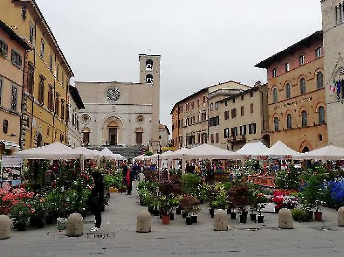 Centro storico tra natura e arte: nuova edizione di Todi fiorita