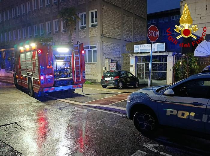 Prende fuoco nella notte un'auto parcheggiata in centro a Terni: intervengono i vigili del fuoco