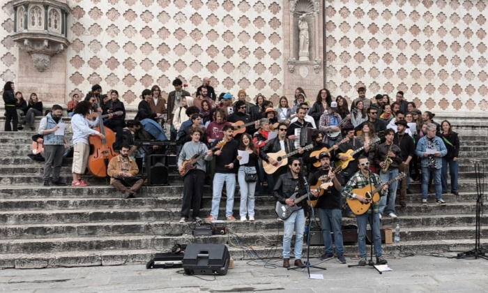 Flashmob contro la chiusura dei locali in centro: la protesta dei musicisti perugini sulle note dei Clash