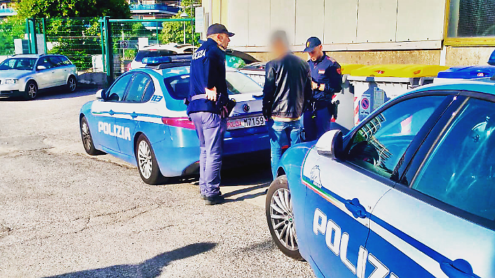 Evade dai domiciliari per andare in palestra: la polizia lo trova in via Mario Angeloni. Denunciato 
