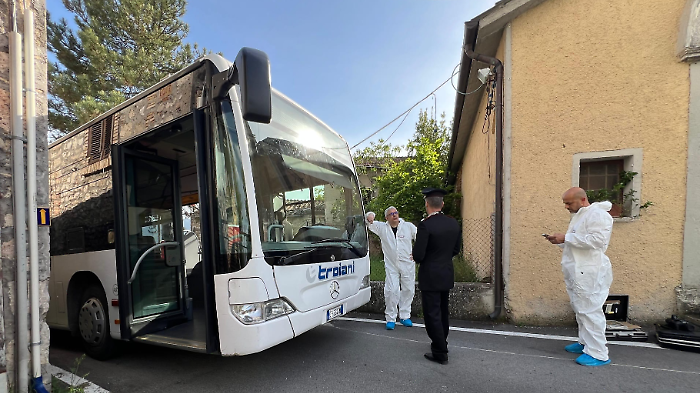 Stroncone, colpisce la moglie a martellate sul bus: diramata a livello nazionale la caccia all'uomo