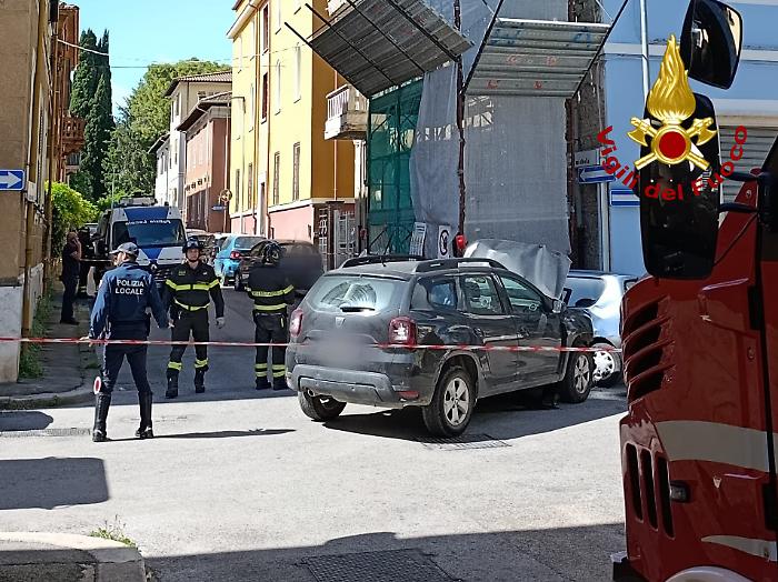 Scontro tra due auto, nell'impatto una danneggia un ponteggio: feriti i conducenti 
