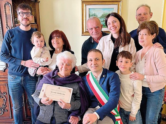 Rosina Bellavita festeggia 100 anni, la sorpresa dei familiari e la visita del sindaco Pierotti