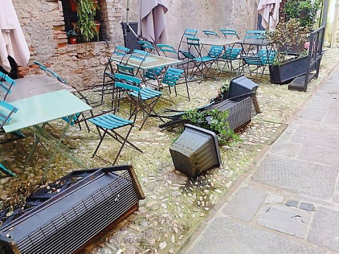 Spoleto, vandali scatenati in centro storico assaltano l’osteria Il Matto