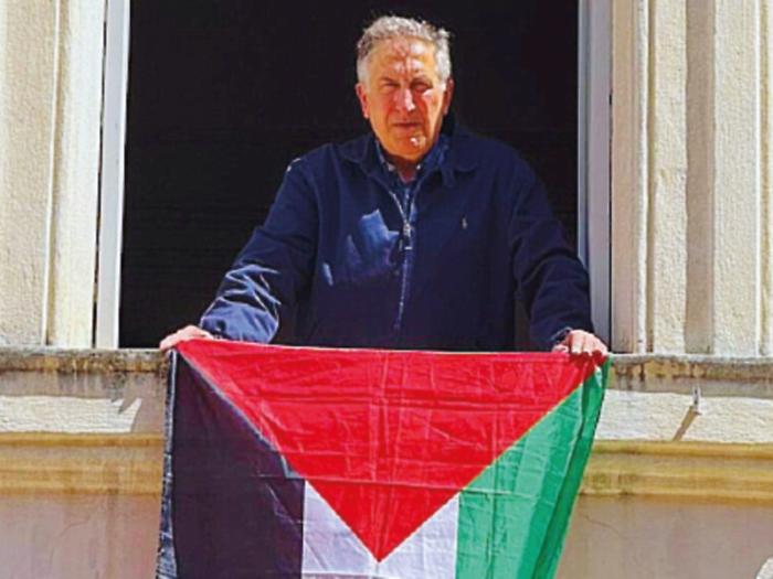 Spoleto, il sindaco Sisti espone la bandiera della Palestina dal Comune: "Vicinanza e solidarietà a quanto sta accadendo a Gaza"