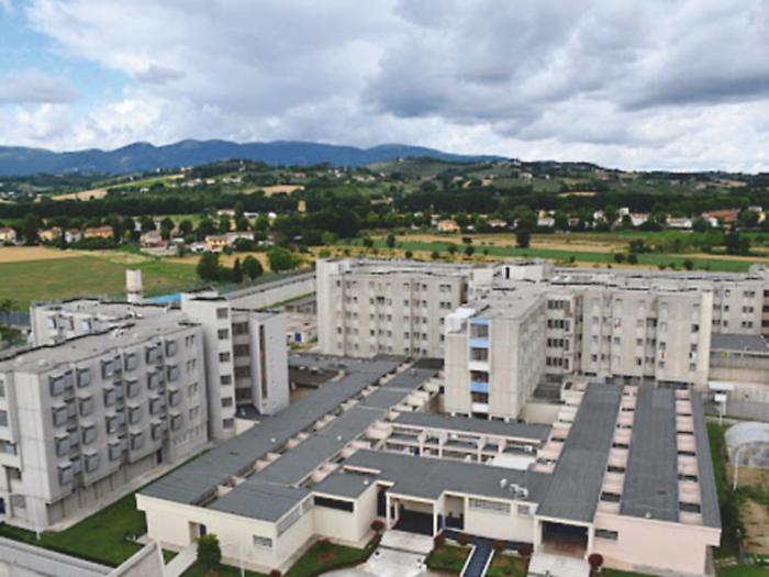 Spoleto, rivolta e incendi nel carcere di Maiano: detenuti lanciano bombolette di gas contro i poliziotti
