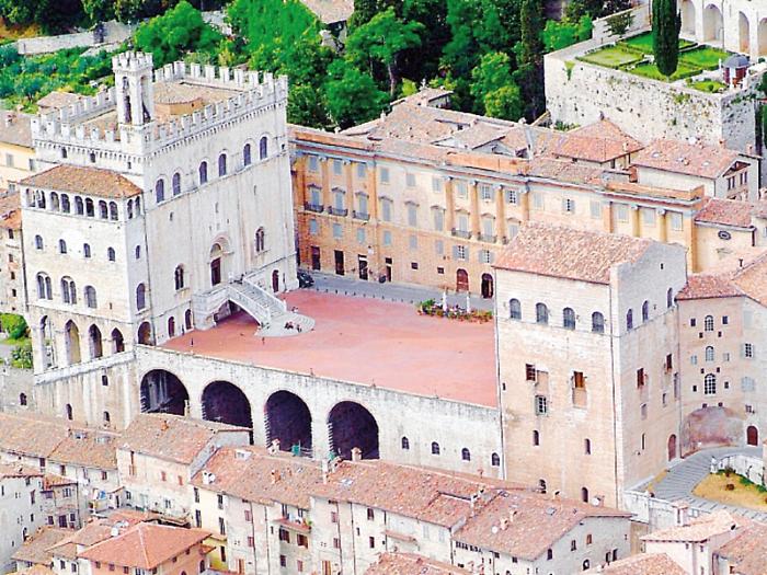Stretta sul suolo pubblico e nuove regole in arrivo. La giunta comunale: "Priorità sono sicurezza e rispetto per i residenti"