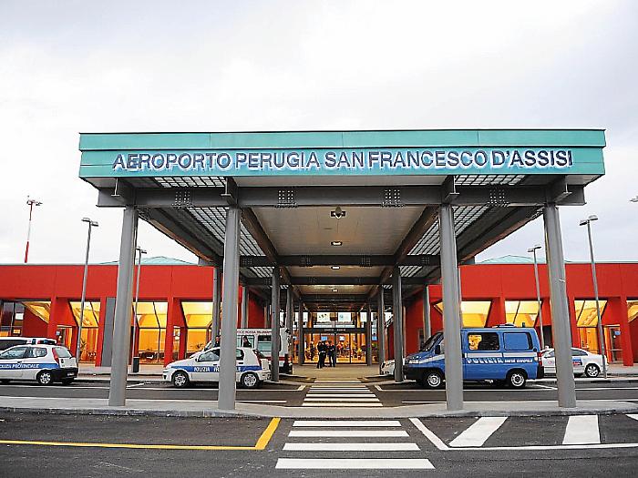 Incendio all’aeroporto di Olbia: voli dirottati, sei ore di ritardo per la partenza da Perugia