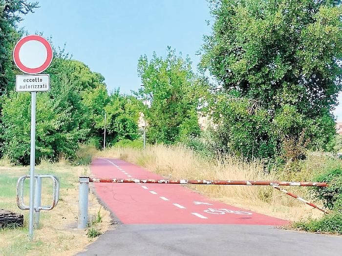 Tra ciclabili fantasma cartelli sbagliati e progetti senza scopo. L'assessore alla mobilità Vossi: "Piste fatte a caso e senza logica, solo per sfruttare finanziamenti a spot"