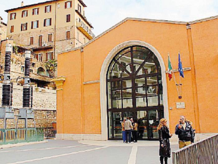 Truffa per partecipare a Uomini e Donne: due persone a giudizio per aver estorto 5 mila euro a un aspirante concorrente