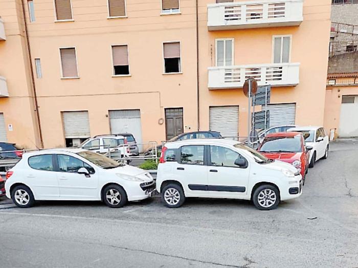 Marciapiedi invasi dalle auto, residenti in protesta: "Via Brunamonti e Borgo XX Giugno ormai inaccessibili"