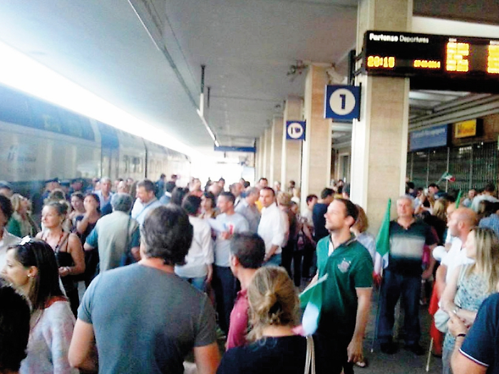 Regionali tagliati dalla Direttissima. Pendolari sempre più esasperati: scatta la petizione