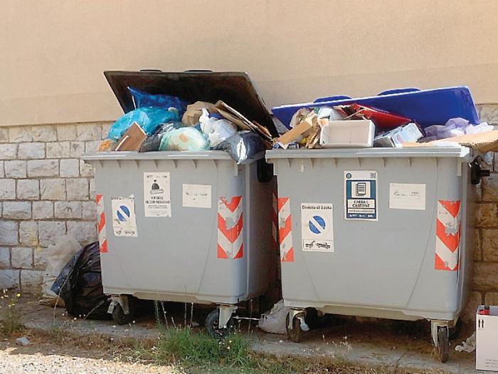 "Cassonetti pieni da giorni". A Ponte d'Oddi i residenti lamentano il mancato ritiro dei rifiuti