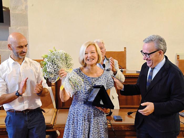 Città di Castello, festa a sorpresa per gli 80 anni di Valeria Ciangottini. "È il regalo più bello della mia vita"