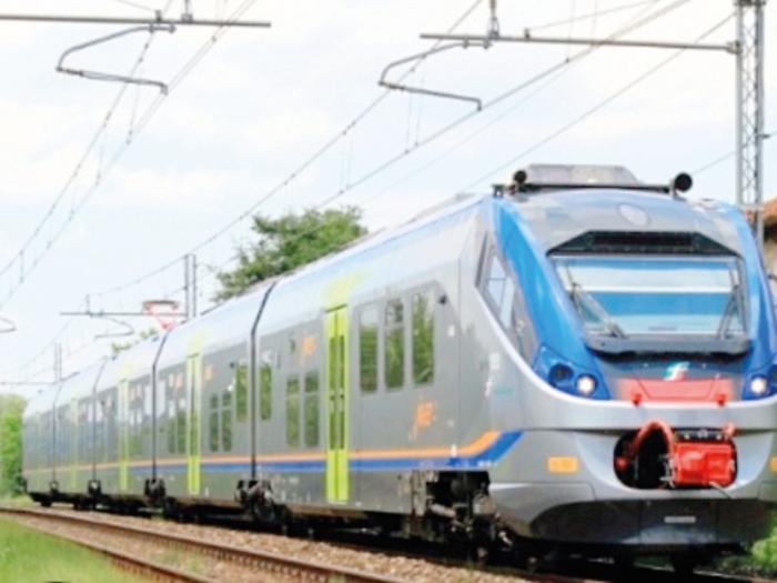 In 150 bloccati in treno per due ore per guasto alla linea