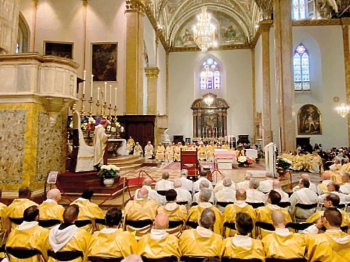 I sacerdoti incontrano l'arcivescovo Maffeis
