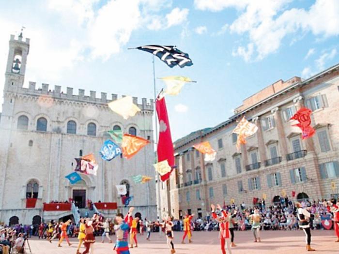 Gubbio, questa sera in Piazza Grande il 51° Torneo dei Quartieri: sfida per il palio e spettacolo in centro storico