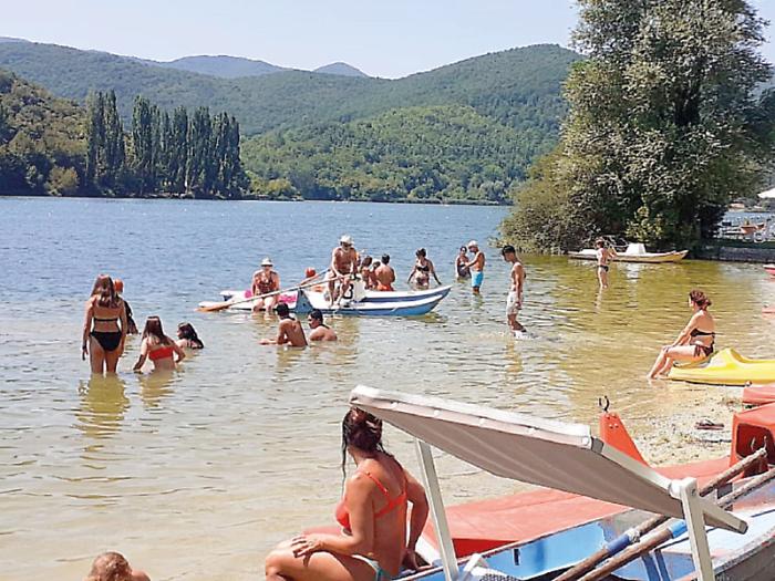 Ferragosto da record sui laghi umbri: Trasimeno e Piediluco sfiorano il tutto esaurito