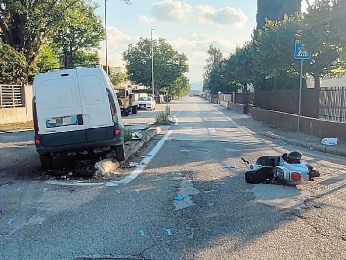 Scontro tra furgoncino e scooter. Due 17enni in gravi condizioni