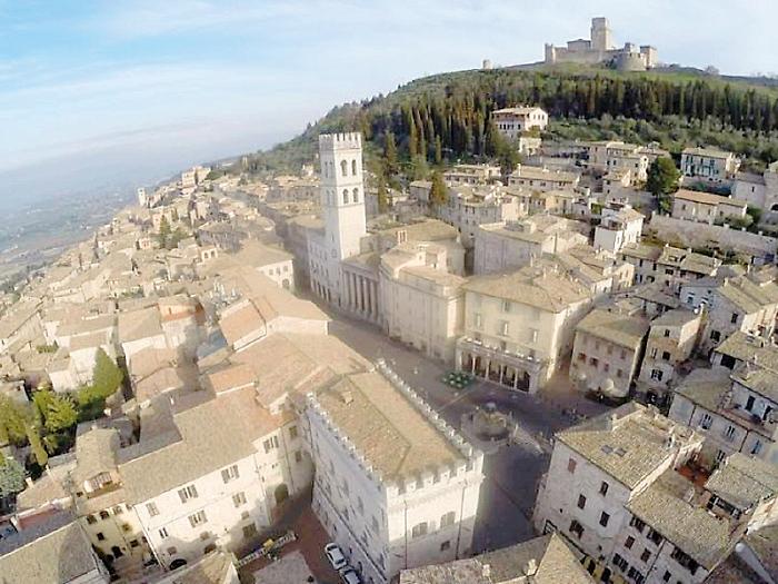 Assisi, ruba in due attività commerciali e poi entra in un'abitazione per usare il bagno 