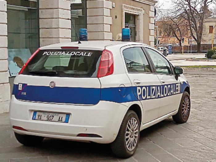 Si rifiuta di dare i documenti al vigile e lo aggredisce: denunciato automobilista 