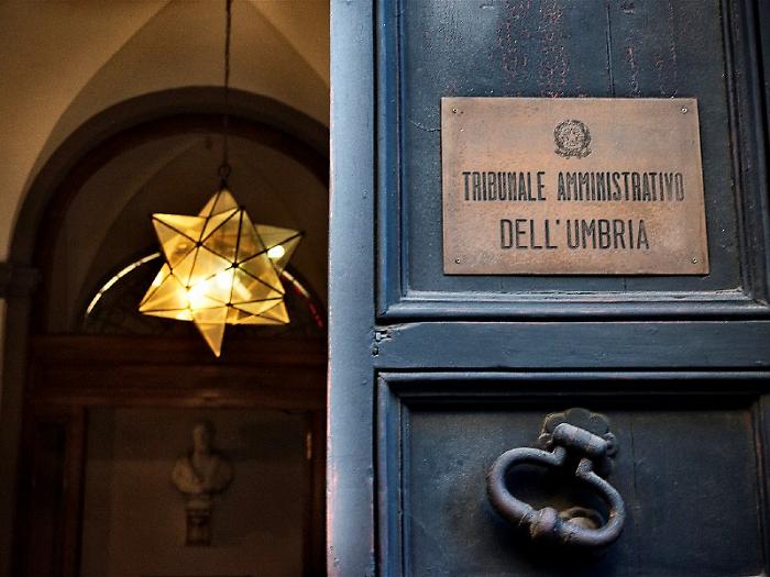 Cacciatore spara contro una casa: confermato divieto ad avere armi