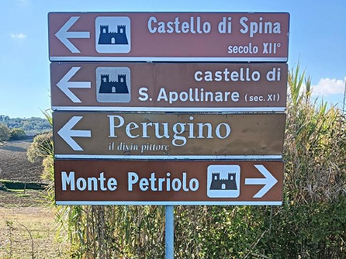 Marsciano, fa realizzare tre cartelli stradali e poi li regala al Comune 