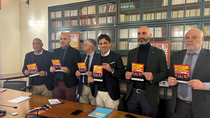 Opposizione, presentata una petizione contro la manovra: no all'aumento dell&rsquo;Irpef