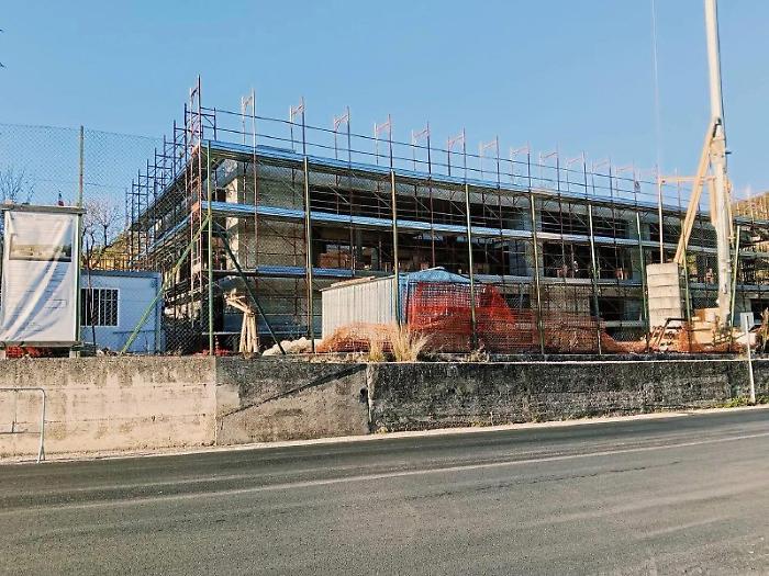 Nuova scuola di Fornole in ritardo: impossibile finirla entro i termini del Pnrr. Il sindaco: "Unica salvezza la proroga"