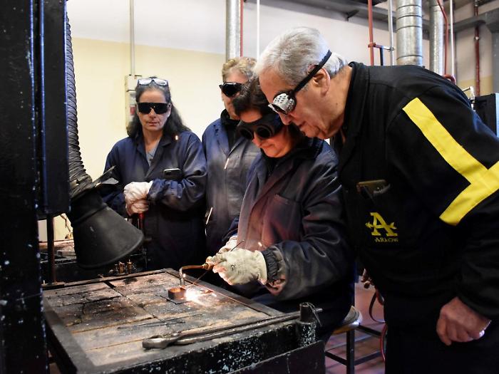 "Cos&igrave; salviamo il posto di lavoro". Dieci dipendenti della Sigit frequentano il corso di saldatura alla scuola Bufalini
