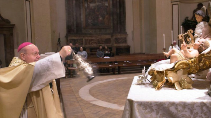 Sorrentino, l'ultimo Natale da vescovo: "L&rsquo;et&agrave; non mi permette di continuare oltre il ministero&rdquo;. L'annuncio