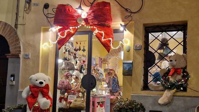 "Natale nel c&rsquo;orso", i commercianti allestiscono le vetrine con dei peluche. L'iniziativa