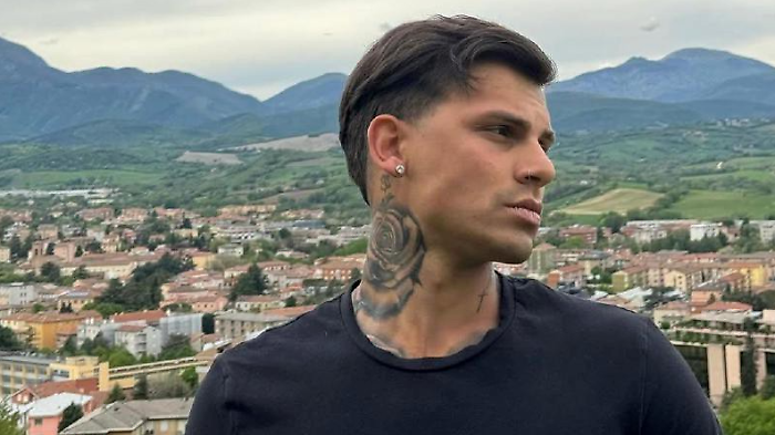 Omicidio Cumani, nel cellulare di Amri foto con coltelli e pistole