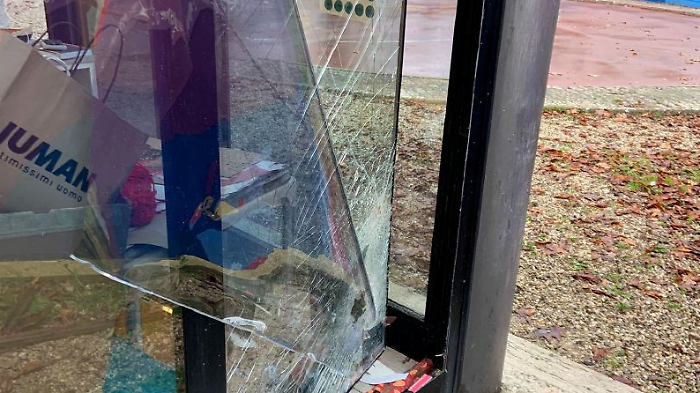 Non si ferma l&rsquo;ondata di furti: vetrata spaccata alla Piattaforma, portati via incasso e tablet