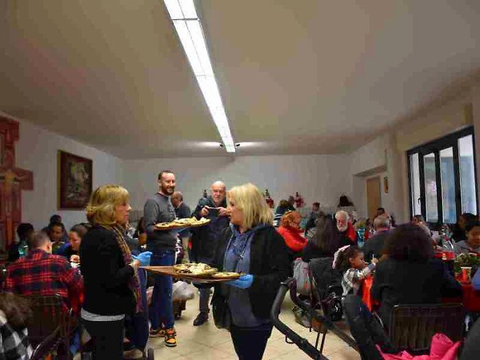 La solidariet&agrave; a Natale raddoppia.&nbsp;Il vescovo Soddu: "Abbiamo avuto l&rsquo;occasione di condividere il pasto in fraternit&agrave; come in una grande famiglia