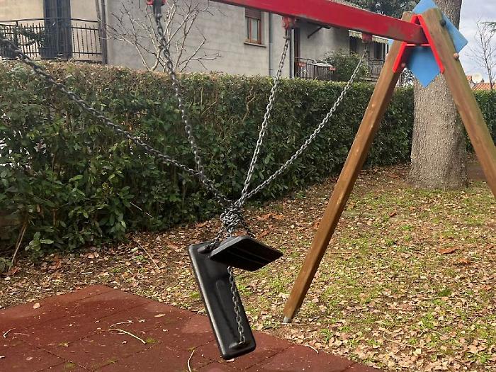Raid vandalico al parco giochi: danneggiati e imbrattati a colpi di spray scivolo ed altalene dei giardini pubblici di Canale