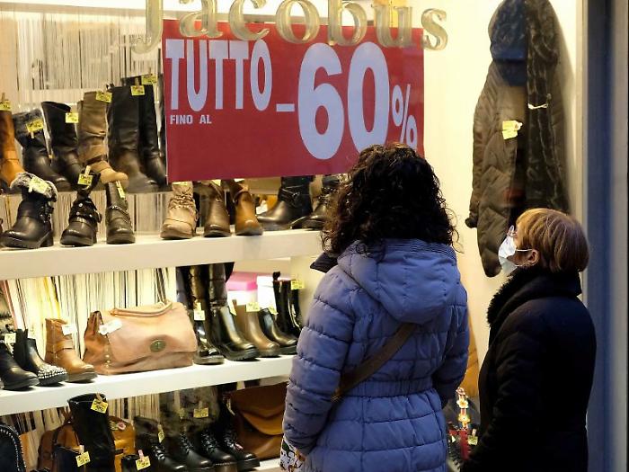 Saldi invernali in Umbria, partenza ufficiale domani: gi&agrave; due milioni di consumatori ai pre-saldi