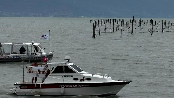 Mister Trasimeno inaugura il 2026: si rinnova la tradizione del primo dell&rsquo;anno con il doppio tuffo nell'acqua ghiacciata